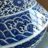 Fein gemalte unterglasurblaue Bodenvase mit Lotosdekor und zwei seitlichen Handhaben - фото 8