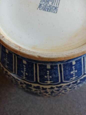 Fein gemalte unterglasurblaue Bodenvase mit Lotosdekor und zwei seitlichen Handhaben - photo 12