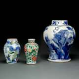 Wucai-Vase mit Aufschrift und Figurenszene, unterglasurblaue Balustervase mit Fabeltieren und Wucai-Vase mit Päonien und Löwen - Foto 1