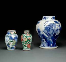 Wucai-Vase mit Aufschrift und Figurenszene, unterglasurblaue Balustervase mit Fabeltieren und Wucai-Vase mit Päonien und Löwen