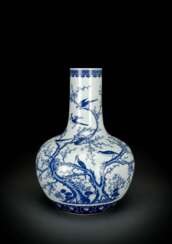 Große Vase mit Elstern und Pflaumenblüten in kräftigem Unterglasurblau
