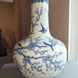 Große Vase mit Elstern und Pflaumenblüten in kräftigem Unterglasurblau - фото 7