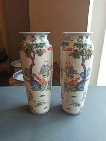 Paar Wucai-Vasen aus Porzellan mit umlaufendem Dekor von spielenden Knaben - photo 3