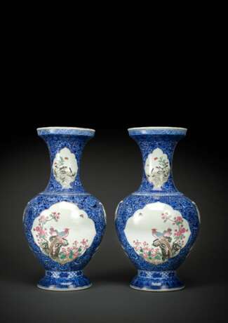 Paar feine 'Famille rose'-Vasen aus Porzellan mit Reserven zwischen dichtem unterglasurblauem Fond mit Chrysanthemen - Foto 1