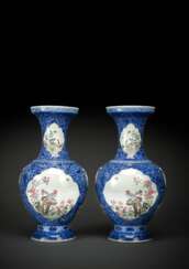 Paar feine 'Famille rose'-Vasen aus Porzellan mit Reserven zwischen dichtem unterglasurblauem Fond mit Chrysanthemen