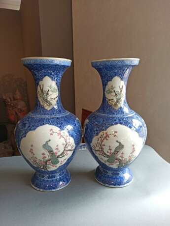 Paar feine 'Famille rose'-Vasen aus Porzellan mit Reserven zwischen dichtem unterglasurblauem Fond mit Chrysanthemen - photo 3