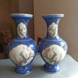 Paar feine 'Famille rose'-Vasen aus Porzellan mit Reserven zwischen dichtem unterglasurblauem Fond mit Chrysanthemen - фото 3