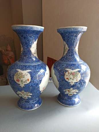 Paar feine 'Famille rose'-Vasen aus Porzellan mit Reserven zwischen dichtem unterglasurblauem Fond mit Chrysanthemen - photo 4