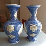 Paar feine 'Famille rose'-Vasen aus Porzellan mit Reserven zwischen dichtem unterglasurblauem Fond mit Chrysanthemen - Foto 4