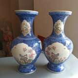 Paar feine 'Famille rose'-Vasen aus Porzellan mit Reserven zwischen dichtem unterglasurblauem Fond mit Chrysanthemen - photo 5