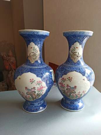 Paar feine 'Famille rose'-Vasen aus Porzellan mit Reserven zwischen dichtem unterglasurblauem Fond mit Chrysanthemen - Foto 5