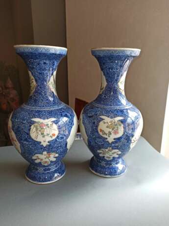 Paar feine 'Famille rose'-Vasen aus Porzellan mit Reserven zwischen dichtem unterglasurblauem Fond mit Chrysanthemen - Foto 6