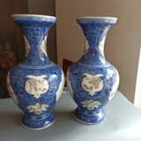 Paar feine 'Famille rose'-Vasen aus Porzellan mit Reserven zwischen dichtem unterglasurblauem Fond mit Chrysanthemen - photo 6