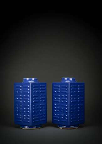 Paar puderblau glasierte 'Cong'-Vasen mit 'bagua'-Trigrammen aus Porzellan - photo 1