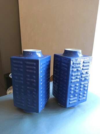 Paar puderblau glasierte 'Cong'-Vasen mit 'bagua'-Trigrammen aus Porzellan - photo 3