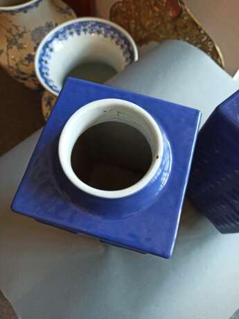 Paar puderblau glasierte 'Cong'-Vasen mit 'bagua'-Trigrammen aus Porzellan - Foto 5