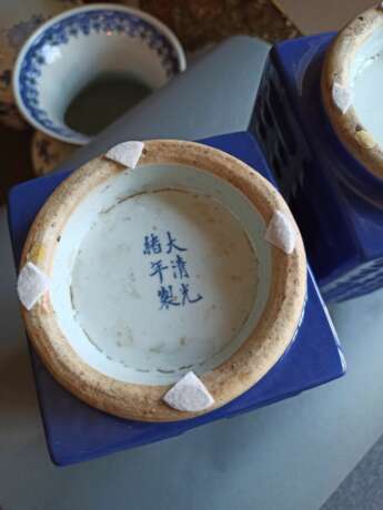 Paar puderblau glasierte 'Cong'-Vasen mit 'bagua'-Trigrammen aus Porzellan - фото 7