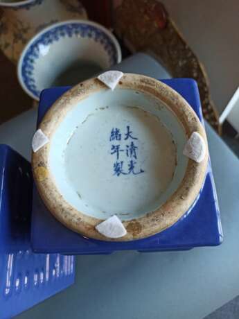 Paar puderblau glasierte 'Cong'-Vasen mit 'bagua'-Trigrammen aus Porzellan - Foto 8