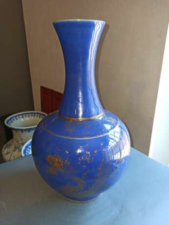 Puderblau glasierte Flaschenvase mit Goldmalerei von Drachen und Phönix - photo 4