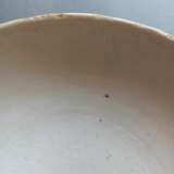 Weiss glasierte Schale mit graviertem Phönix-Dekor zwischen Wolken - photo 7