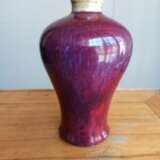 Flambé-Vase in 'meiping'-Form, der Hals hellbeige glasiert - photo 3