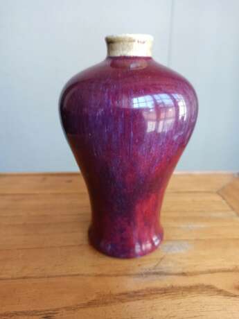 Flambé-Vase in 'meiping'-Form, der Hals hellbeige glasiert - photo 3