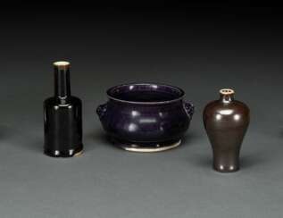 Drei monochrome Porzellane: Violetter Dehua-Weihrauchbrenner, schwarzglasierte Schlegelvase, Meiping mit rostbrauner Glasur