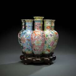 'Mille-Fleur'-Vase aus Porzellan mit neun Öffnungen, achtfach ausgeformt, passender Holzstand