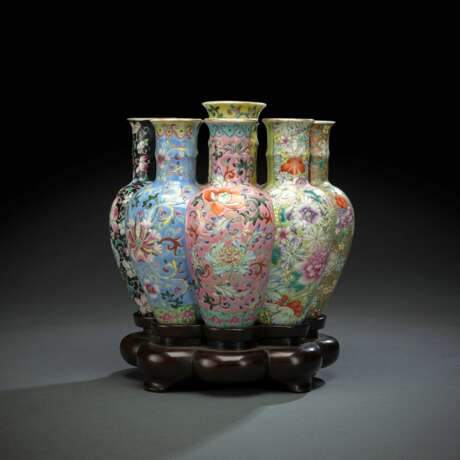 'Mille-Fleur'-Vase aus Porzellan mit neun Öffnungen, achtfach ausgeformt, passender Holzstand - Foto 1