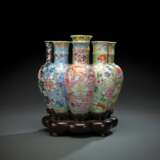 'Mille-Fleur'-Vase aus Porzellan mit neun Öffnungen, achtfach ausgeformt, passender Holzstand - photo 1