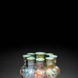 'Mille-Fleur'-Vase aus Porzellan mit neun Öffnungen, achtfach ausgeformt, passender Holzstand - photo 2