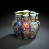 'Mille-Fleur'-Vase aus Porzellan mit neun Öffnungen, achtfach ausgeformt, passender Holzstand - Foto 3