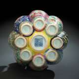 'Mille-Fleur'-Vase aus Porzellan mit neun Öffnungen, achtfach ausgeformt, passender Holzstand - фото 4