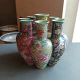 'Mille-Fleur'-Vase aus Porzellan mit neun Öffnungen, achtfach ausgeformt, passender Holzstand - Foto 5