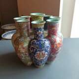 'Mille-Fleur'-Vase aus Porzellan mit neun Öffnungen, achtfach ausgeformt, passender Holzstand - photo 6