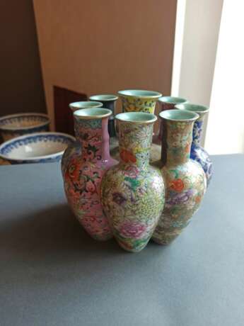 'Mille-Fleur'-Vase aus Porzellan mit neun Öffnungen, achtfach ausgeformt, passender Holzstand - фото 7