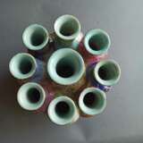 'Mille-Fleur'-Vase aus Porzellan mit neun Öffnungen, achtfach ausgeformt, passender Holzstand - фото 8