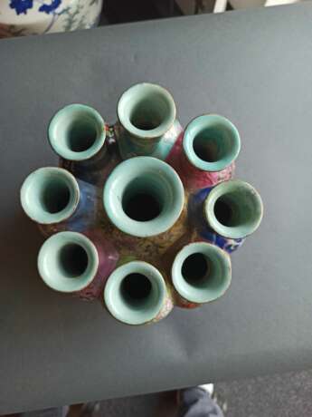 'Mille-Fleur'-Vase aus Porzellan mit neun Öffnungen, achtfach ausgeformt, passender Holzstand - Foto 8