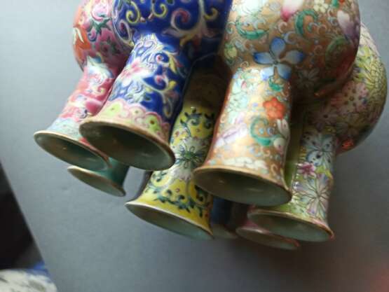'Mille-Fleur'-Vase aus Porzellan mit neun Öffnungen, achtfach ausgeformt, passender Holzstand - фото 9