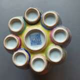 'Mille-Fleur'-Vase aus Porzellan mit neun Öffnungen, achtfach ausgeformt, passender Holzstand - фото 10