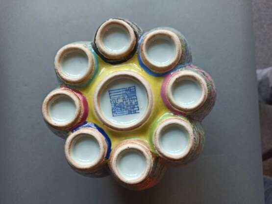 'Mille-Fleur'-Vase aus Porzellan mit neun Öffnungen, achtfach ausgeformt, passender Holzstand - Foto 10