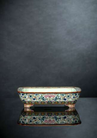 Feine vierseitige Schale oder Stand aus Porzellan mit polychromem Dekor von Lotos und Rankwerk mit Unterglasurblau - Foto 1