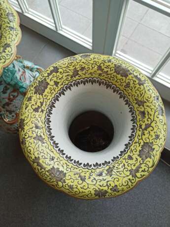Paar große Bodenvasen im Dayazhai-Stil mit Drachen-Blütendekor auf türkisfarbenem Fond - photo 14