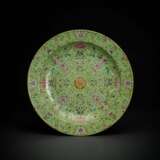 Mintgrüne 'Famille rose'-Platte aus Porzellan mit Lotosdekor und Fledermäuse - фото 1