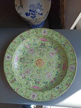 Mintgrüne 'Famille rose'-Platte aus Porzellan mit Lotosdekor und Fledermäuse - photo 3