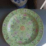 Mintgrüne 'Famille rose'-Platte aus Porzellan mit Lotosdekor und Fledermäuse - Foto 3