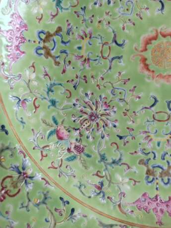 Mintgrüne 'Famille rose'-Platte aus Porzellan mit Lotosdekor und Fledermäuse - фото 4