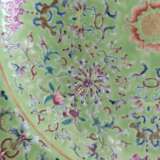 Mintgrüne 'Famille rose'-Platte aus Porzellan mit Lotosdekor und Fledermäuse - photo 4