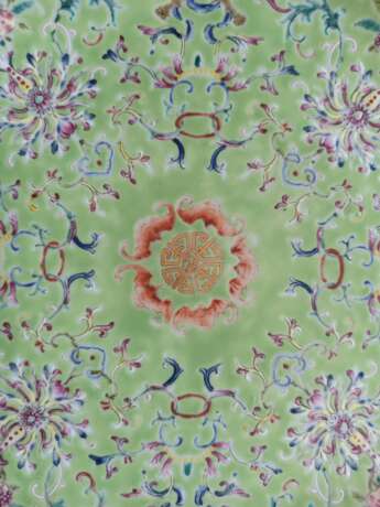 Mintgrüne 'Famille rose'-Platte aus Porzellan mit Lotosdekor und Fledermäuse - фото 5