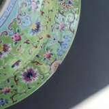 Mintgrüne 'Famille rose'-Platte aus Porzellan mit Lotosdekor und Fledermäuse - Foto 6